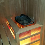 Oświetlony piec w saunie